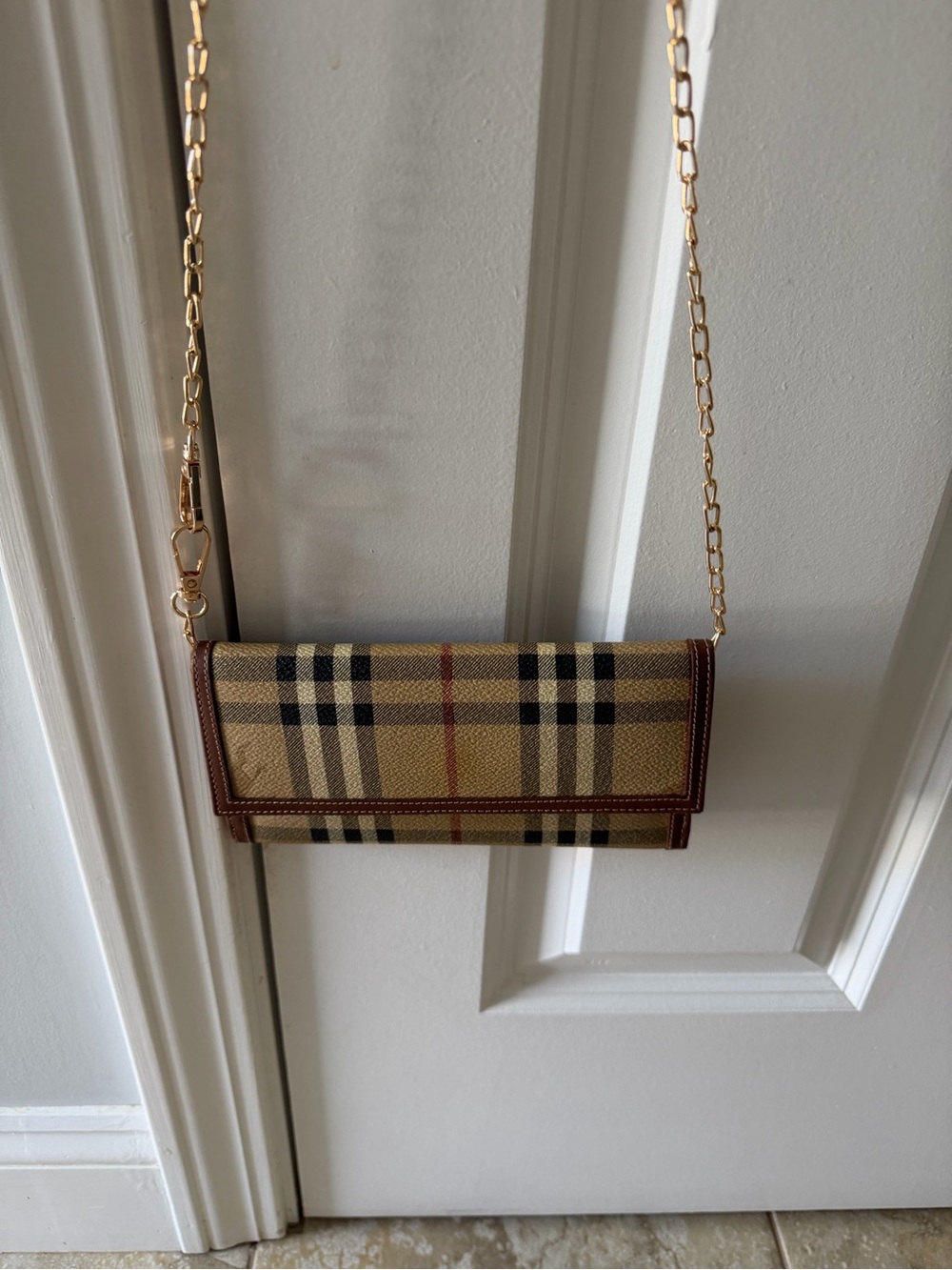 Burberry Classic long folded wallet. Will include a gold chain. - Picture 8 of 10